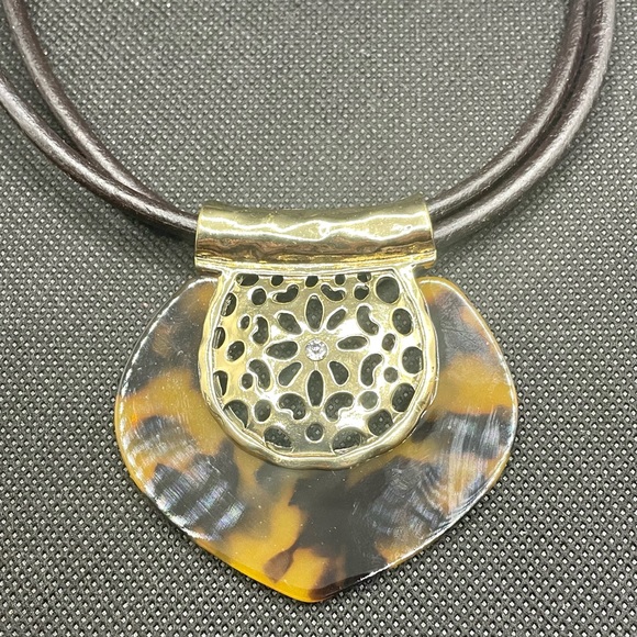 Women’s Brown Tortoise Shell Necklace and Bracelet Set. Gold Metal.Signed E.C. - Picture 2 of 7